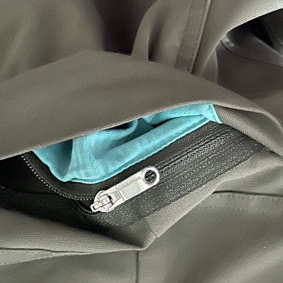 Lululemon ABC Classic-Fit Pant Warpstreme
Dark Olive Green 2022 M5ADES 36” x 32” - Picture 9 of 13